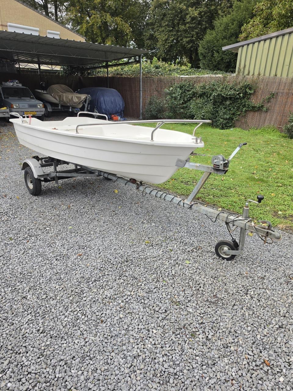 Leuk bootje met trailer en fourstroke motor