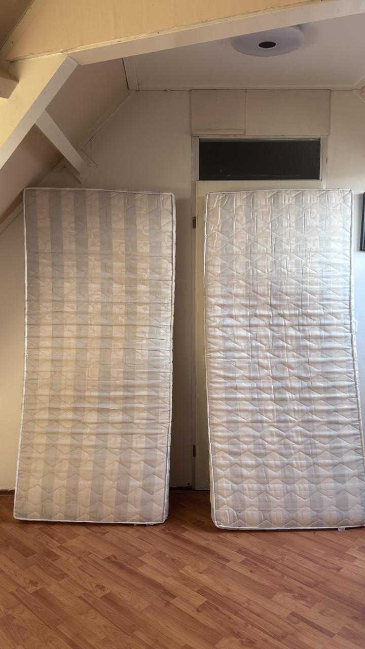Te koop 2 eenpersoonsmatrassen 90x200 cm
