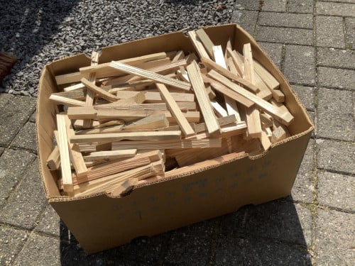 Bananendoos met klein gemaakt aanmaakhout grenen, vuren.