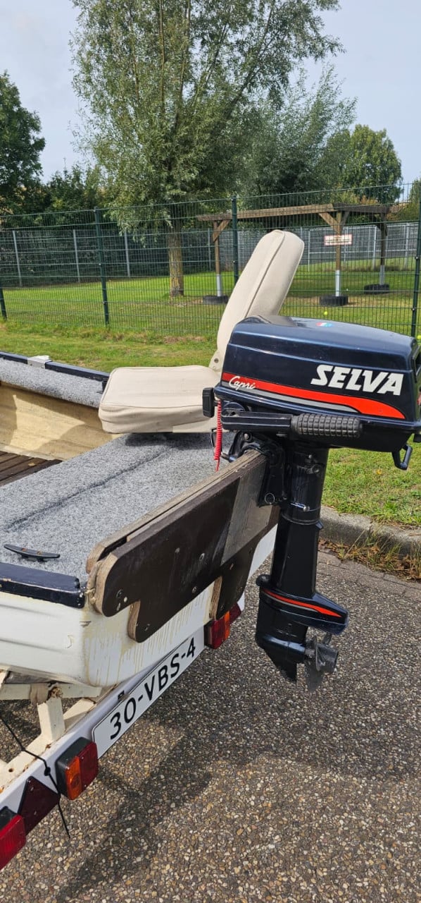 Leuk visbootje 365 lang met trailer en 6 pk moter.