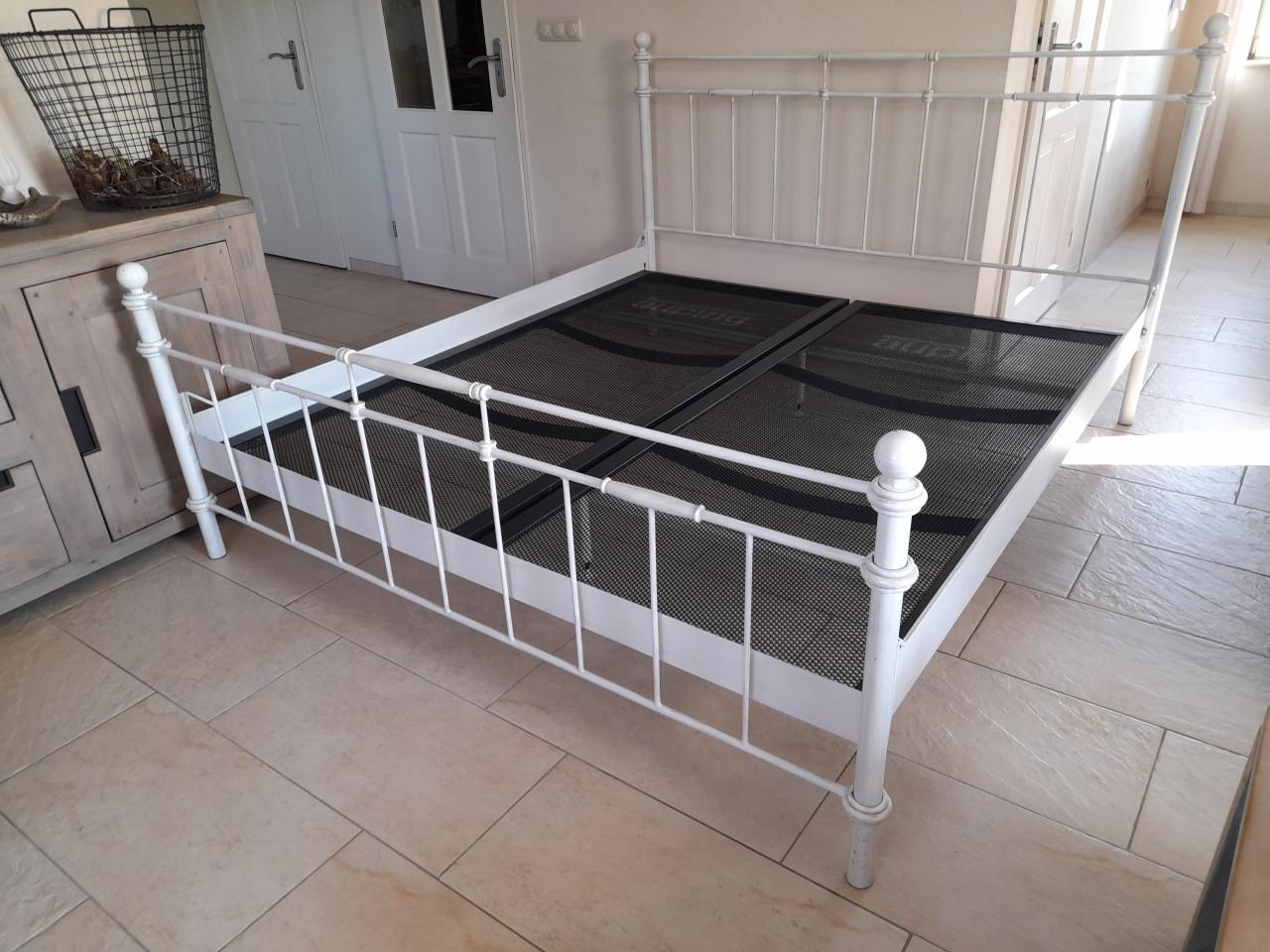 Stevig 2 Persoons bed 180 x 200 met Auping spiralen (in goede nette staat )