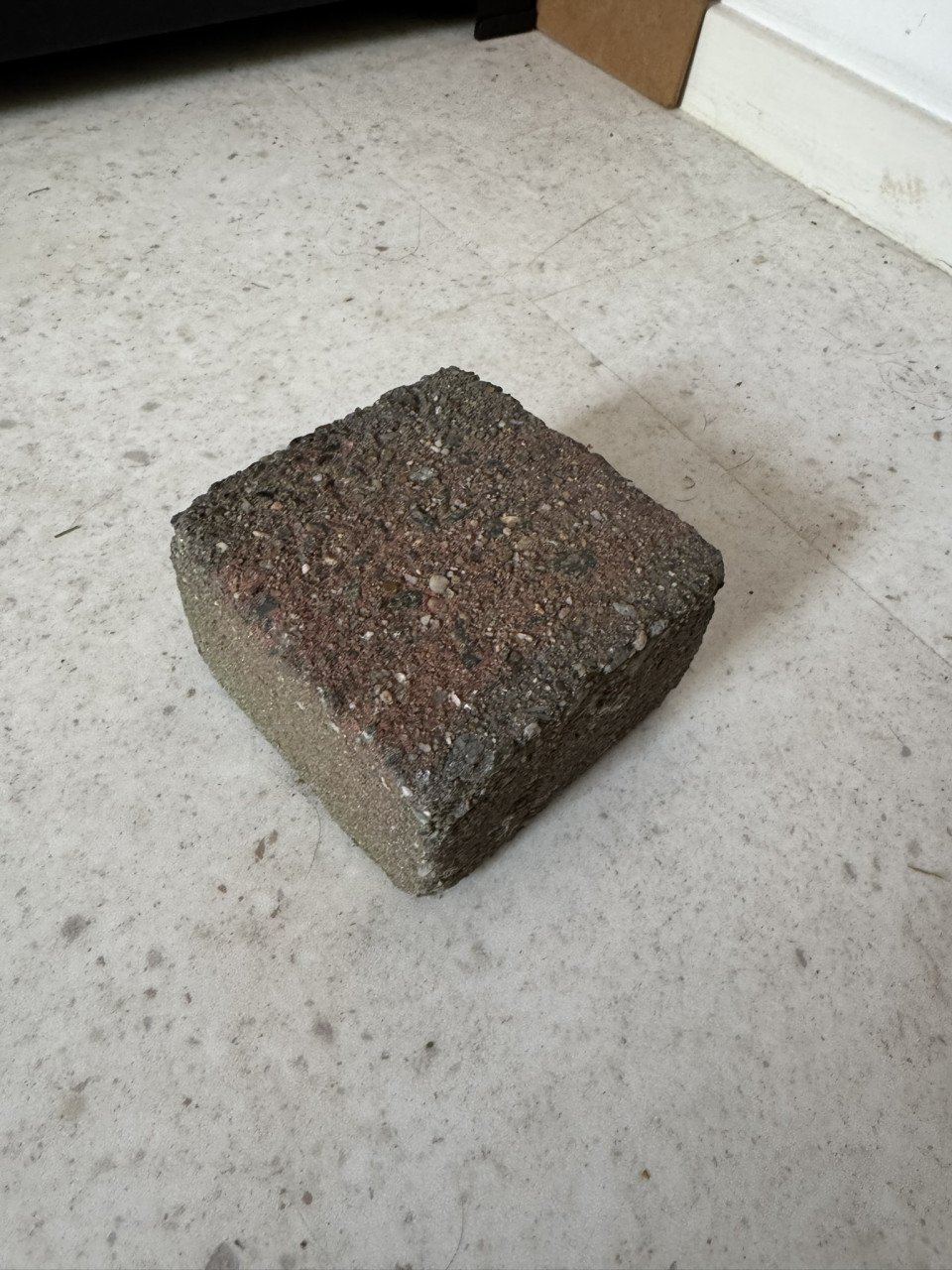 Gratis: grijs/rode klinkers 10 x 10 x 6 cm