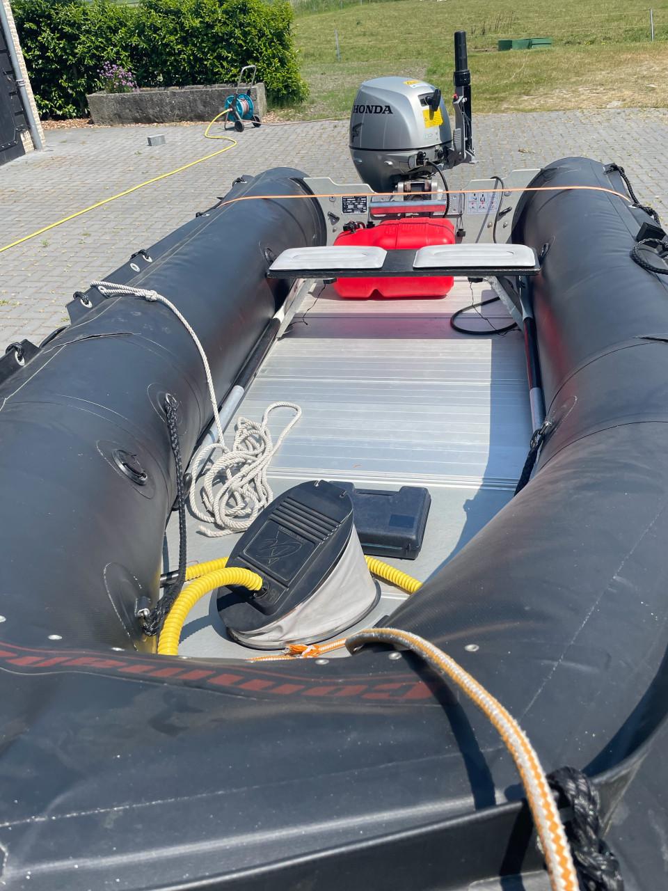 Hele nette set!! Bombard C3, Honda 8 PK en Pega trailer
