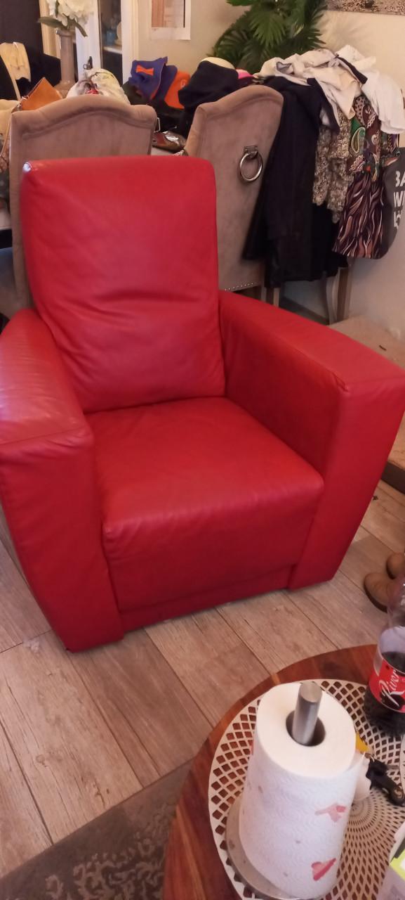 2 Rode leren stoelen te koop