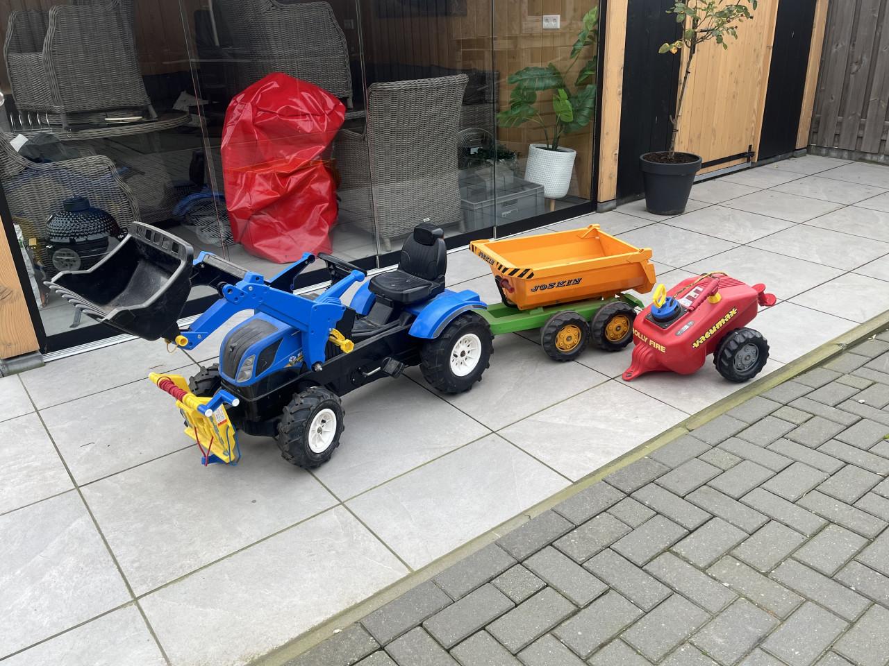 Te koop traptractor met luchtbanden en 2 karren