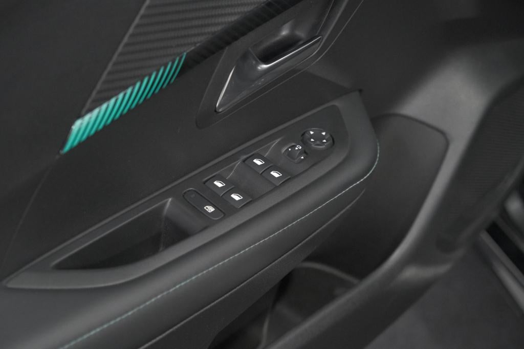 Peugeot 208 puretech 100 eat8 allure pack | keyless | camera | navigatie | 