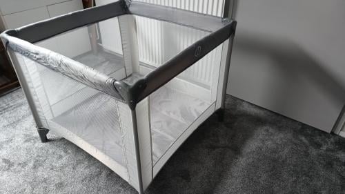 Inklapbare camping bedje / box,