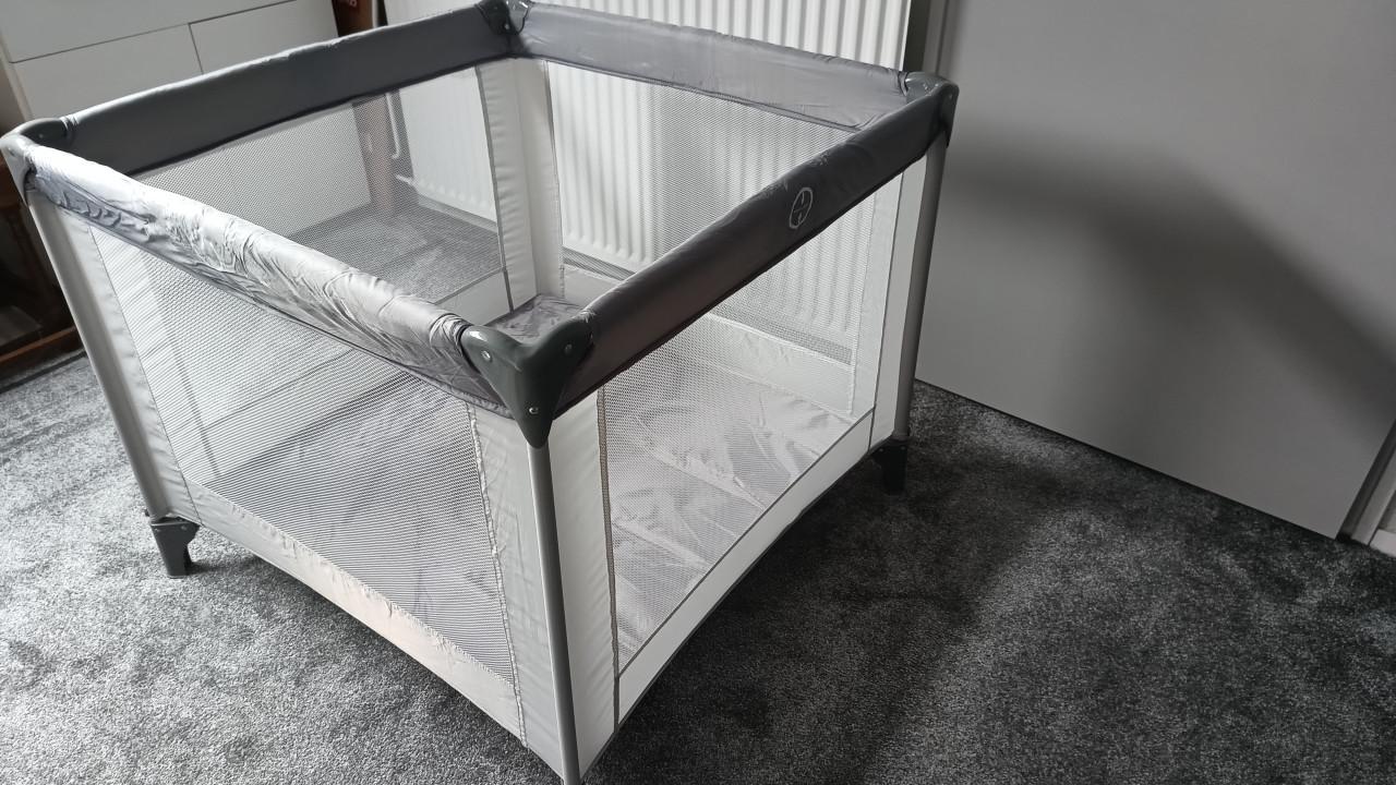 Inklapbare camping bedje / box,