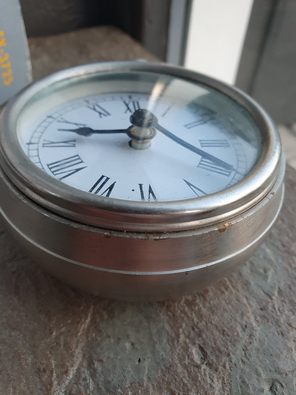Mooie grote werkende zware klok, iets groter dan een zakhorloge....