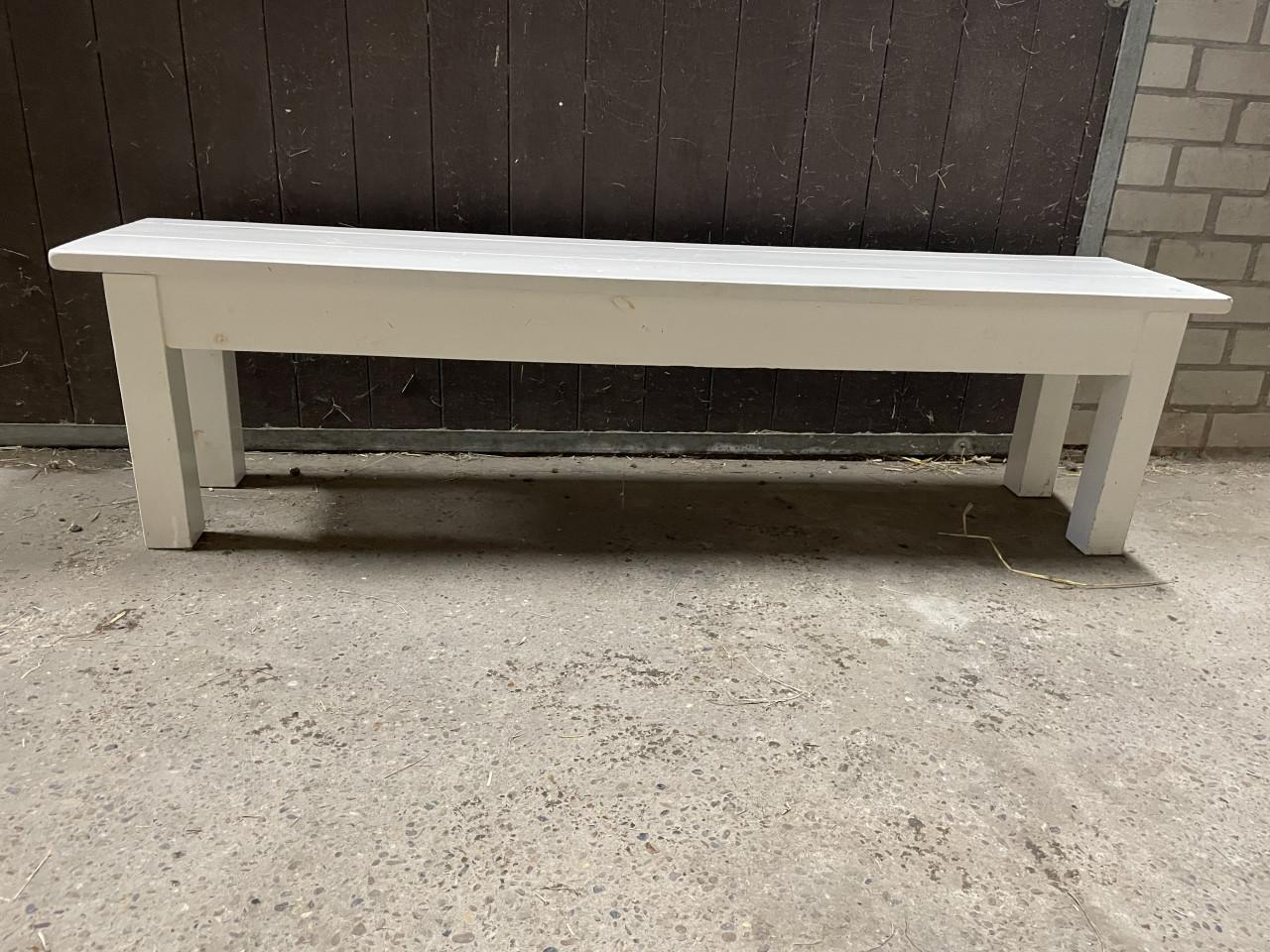 Wit houten bankje met klep