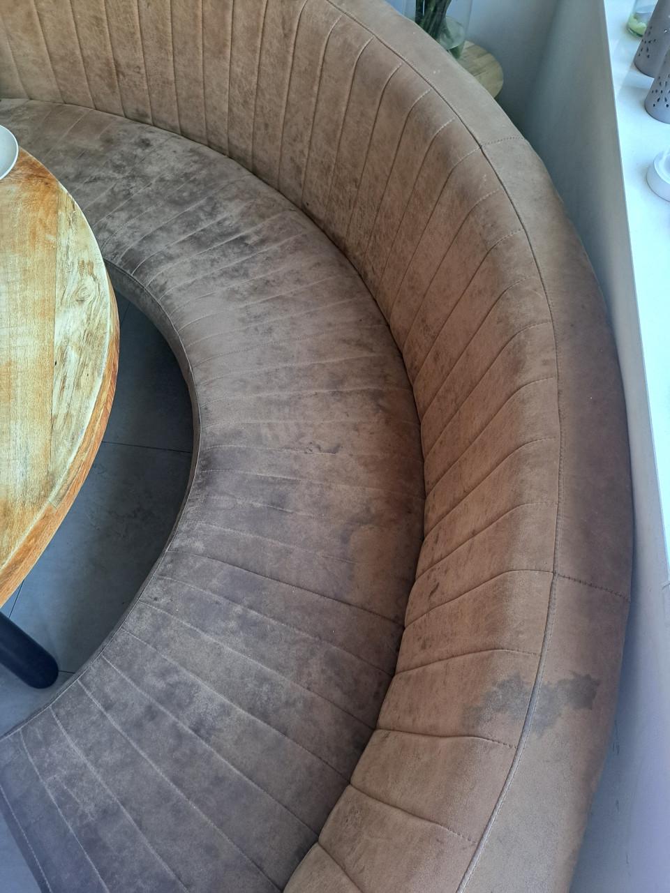 Ronde eettafel met eetbank