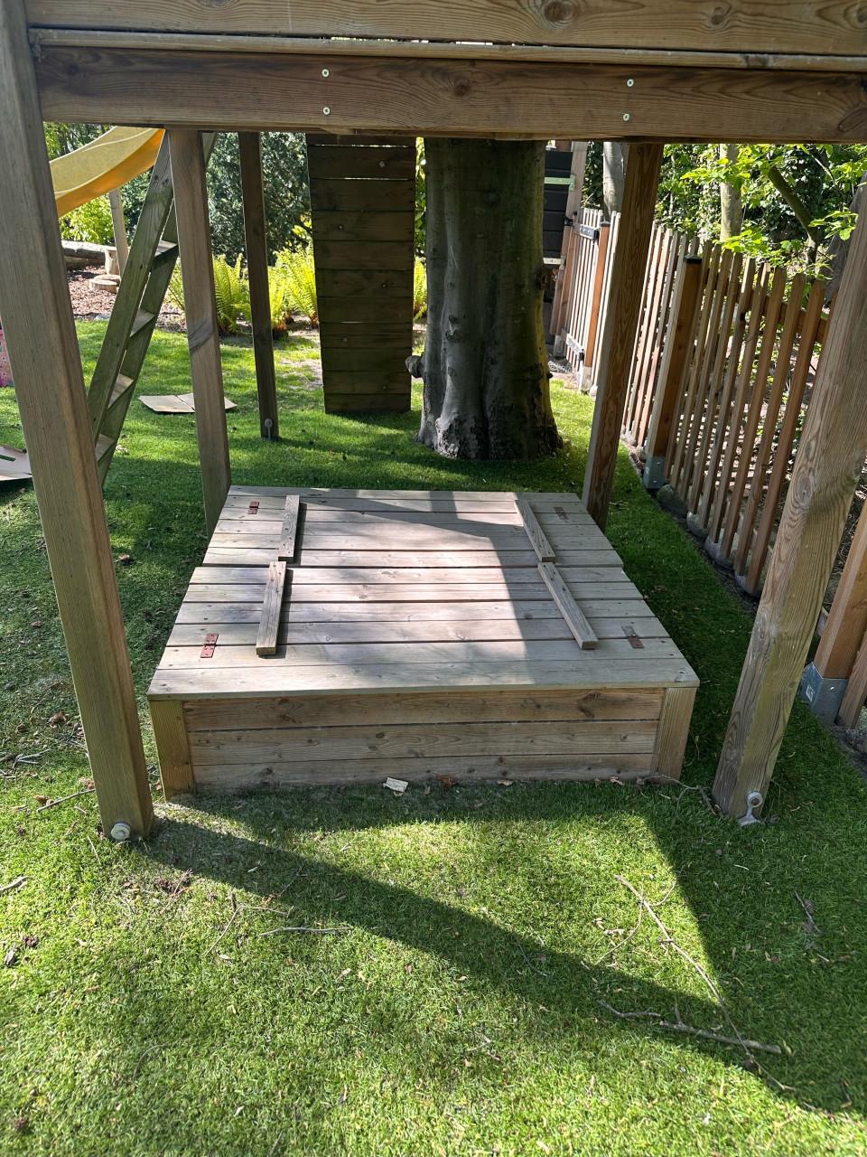 Houten zandbak met bankjes - afsluitbaar