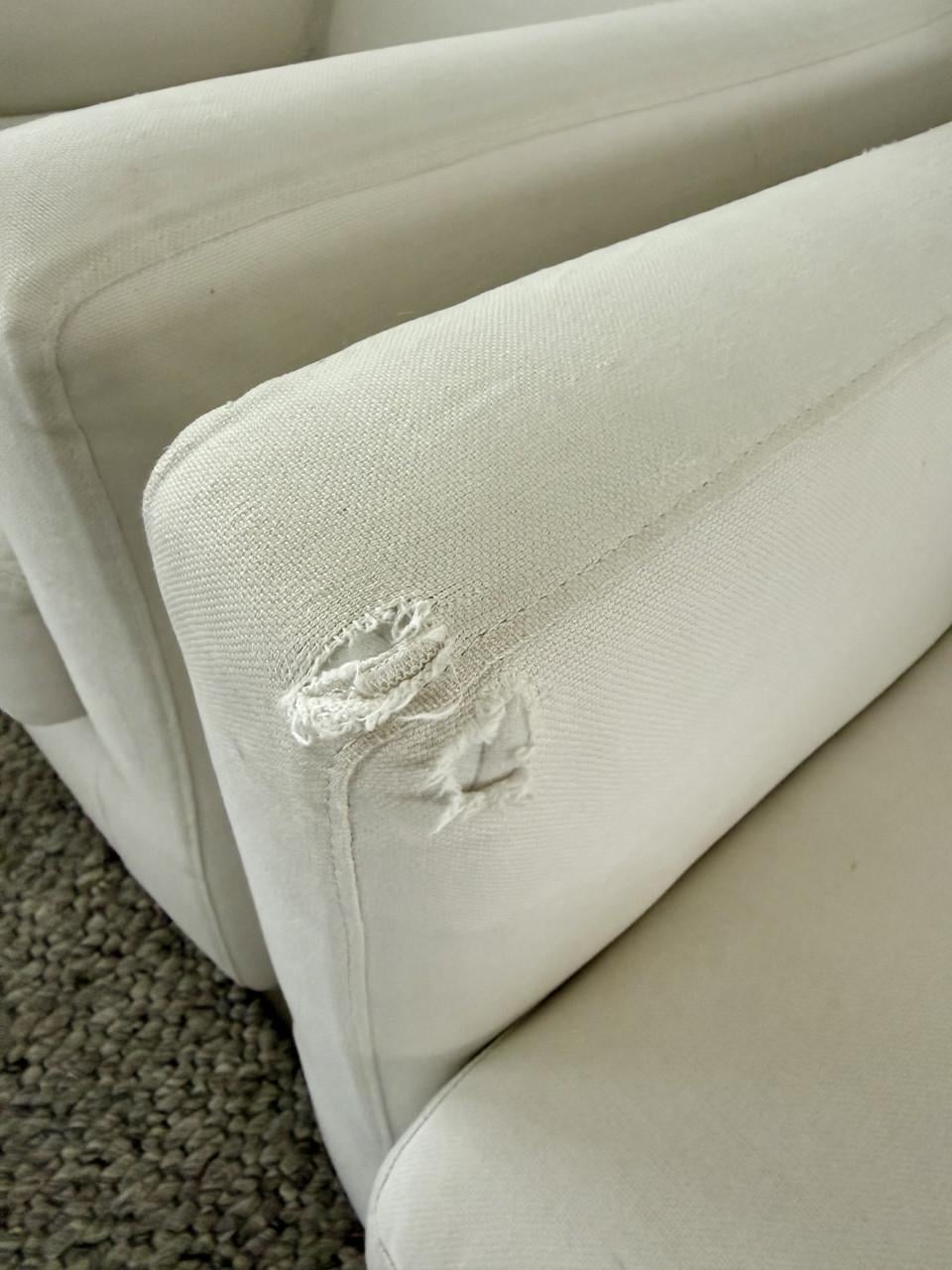 Twee witte SOHO Company fauteuils