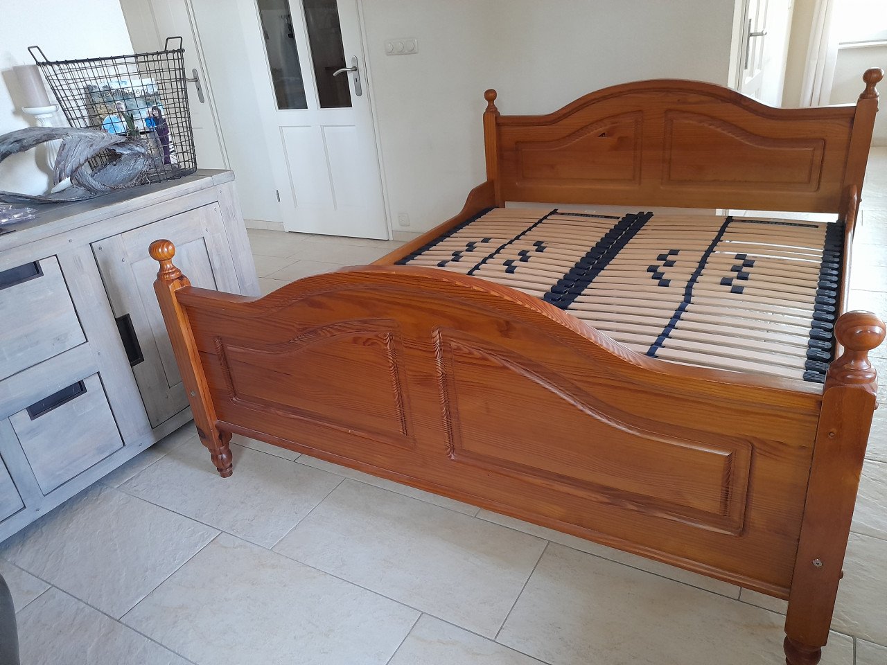 Massief houten bed 160 x 200 (in goede staat )