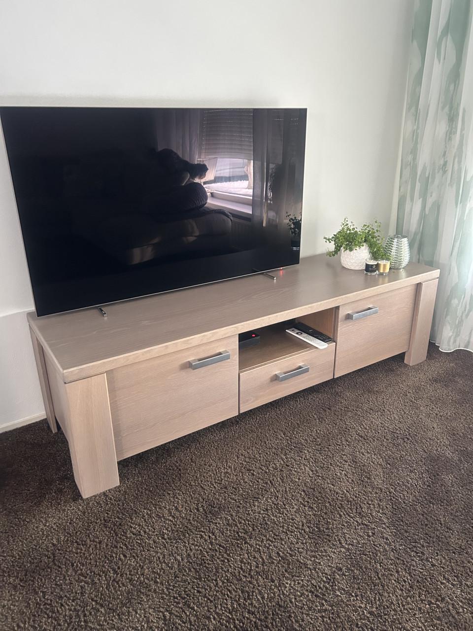 Tvmeubel met vitrine kasten