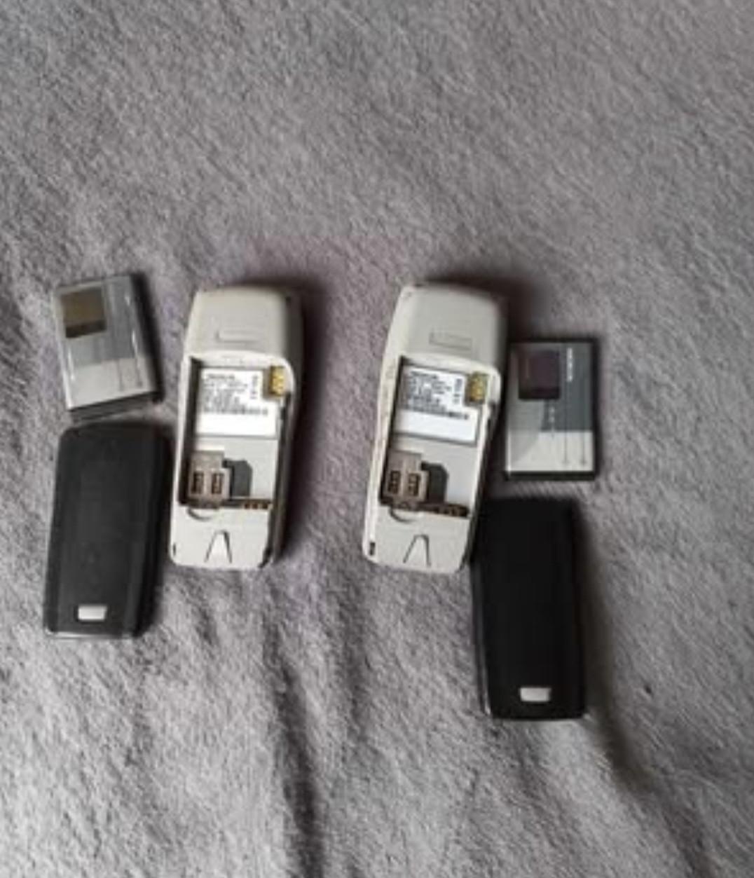 2 x Nokia 1100 mobieltjes.
