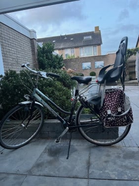 Goedkope damesfiets met kinderzitje en fietstassen