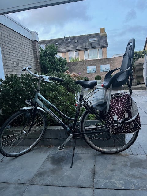 Goedkope damesfiets met kinderzitje en fietstassen