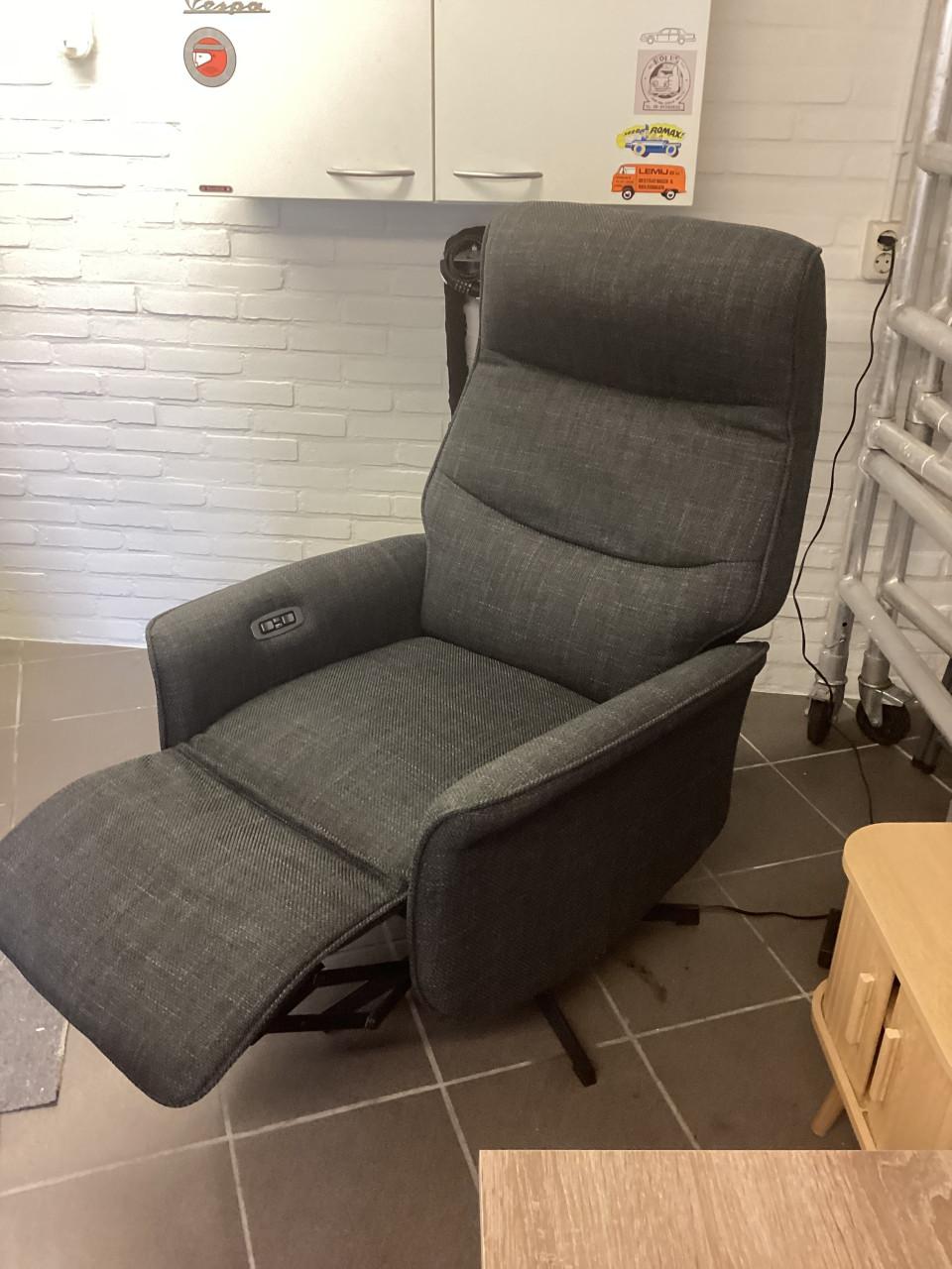 Stoel,tafel,stoelen,kastje juli 2025 samen €175