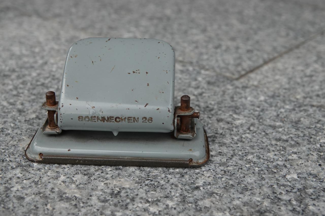 Vintage perforator Soennecken 26
