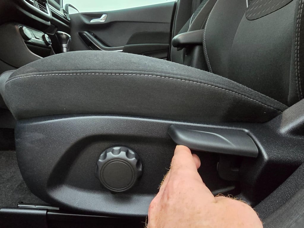 Ford Fiesta occasion luxe titanium met zwarte velgen en parkeercamera | bom