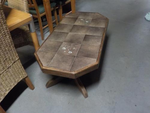 Salontafel met plavuizen in goede staat opruimprijs 10 euro