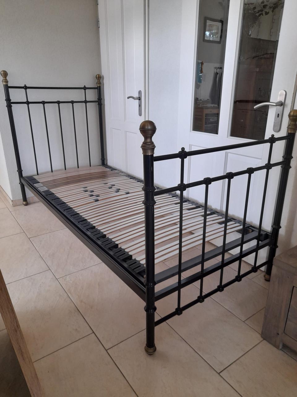 Stevig 1 Persoons bed 90 x 220 (in goede staat )