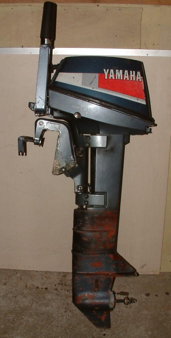 Buitenboord motor Yamaha 2 tact 8 pk  met onderdelen en 20 L tank