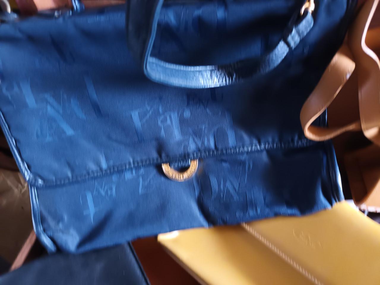 Oude koffer vol tassen