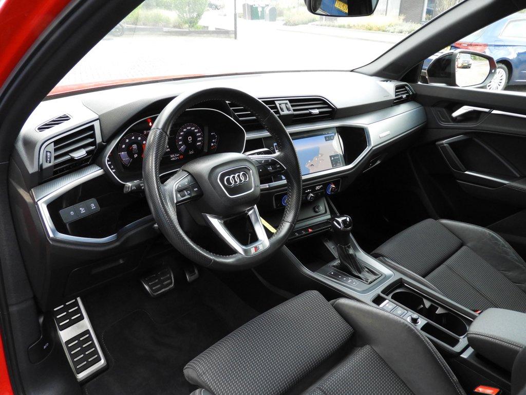 Audi Q3 35 tfsi s-line black optic nap trekhaak