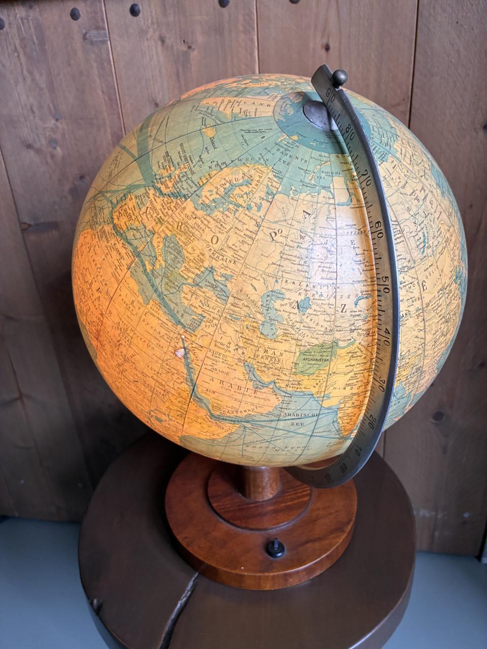 Grote Oude wereldbol met verlichting