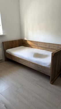 Eenpersoonsbed van steigerhout