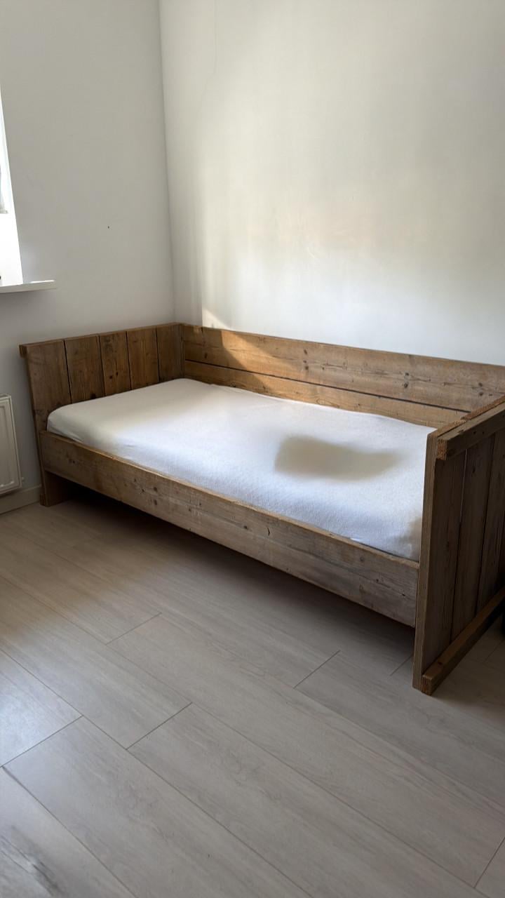 Eenpersoonsbed van steigerhout