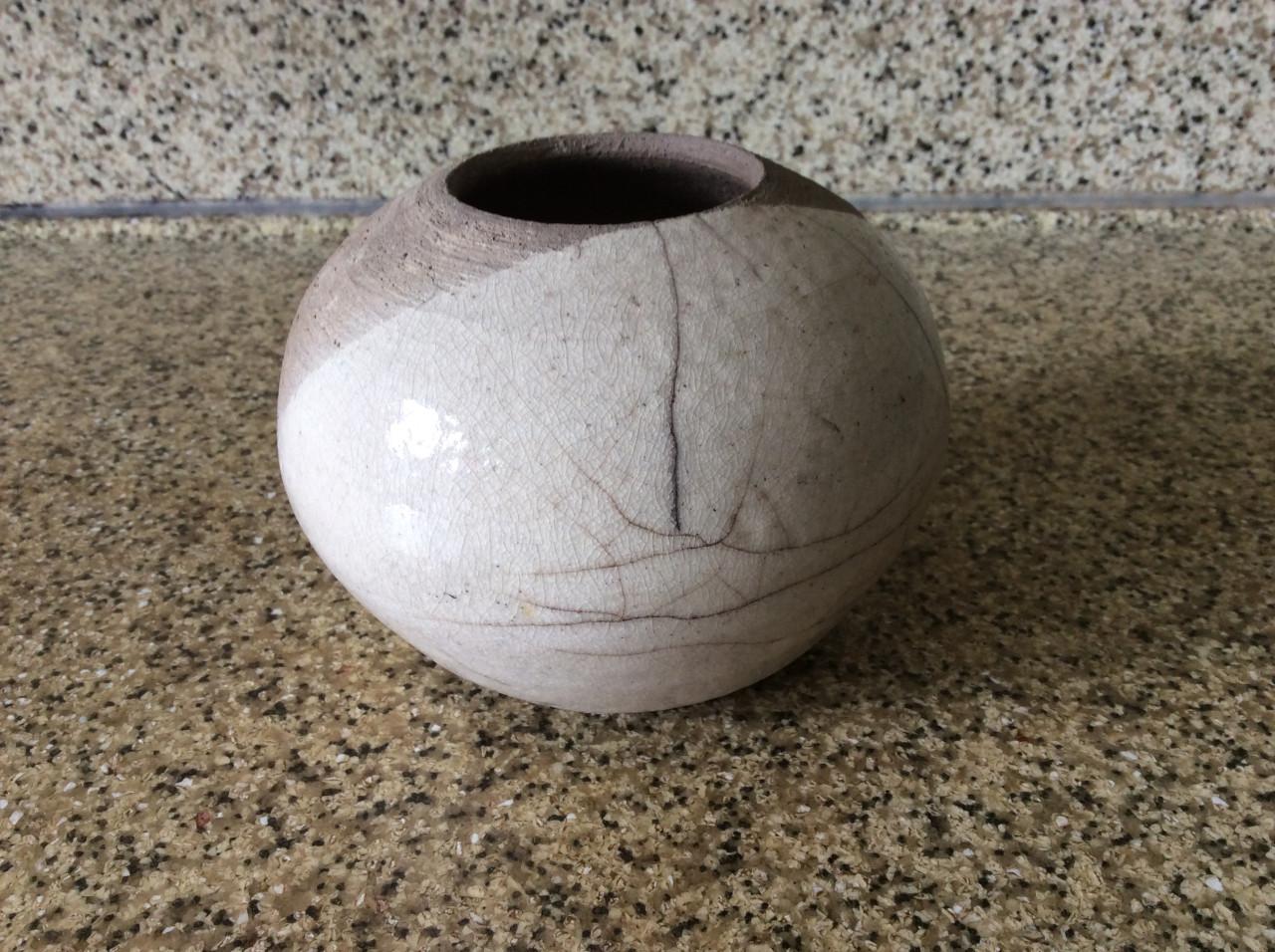 Verschillende kleine vaasjes van keramiek.     Raki gestookt.