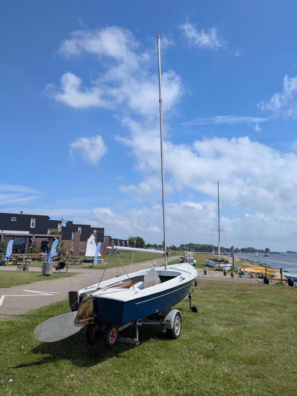 Open zeilbootje te koop (volksboot, 4,5 m). Met wegtrailer