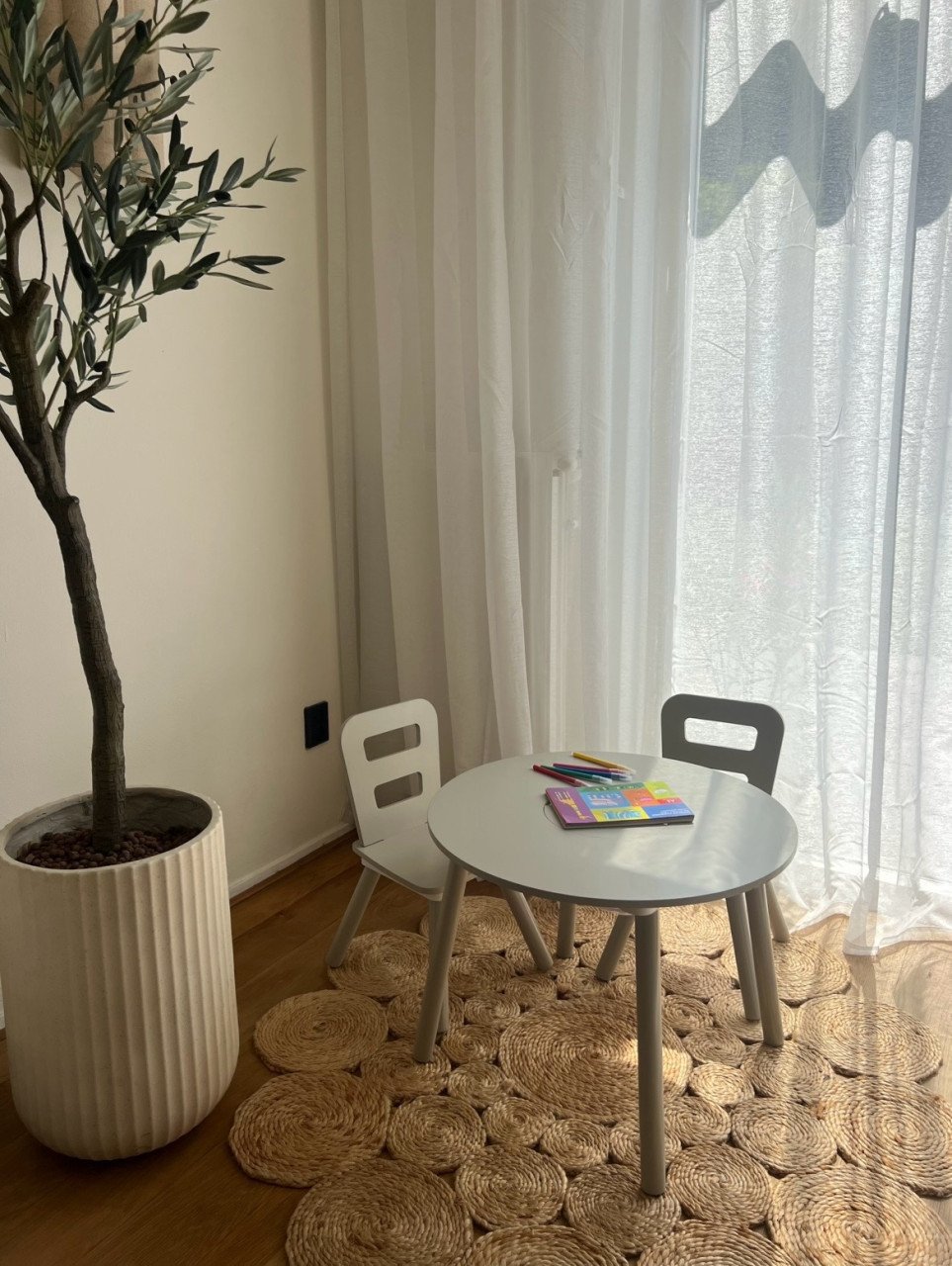 KidKraft Kinder Tafeltje met 2 Stoeltjes – Beige (geverfd)