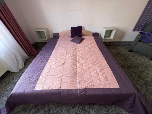 2-persoonsbed met schone matrassen