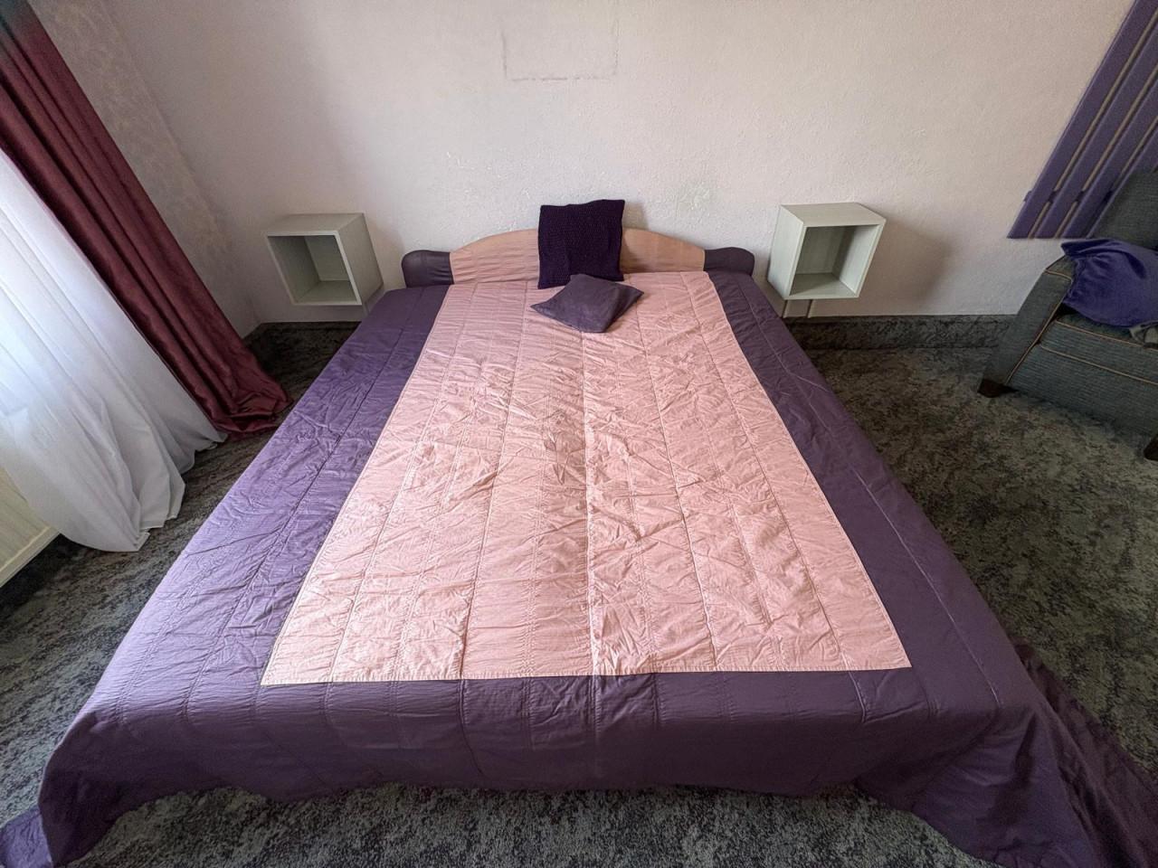 2-persoonsbed met schone matrassen