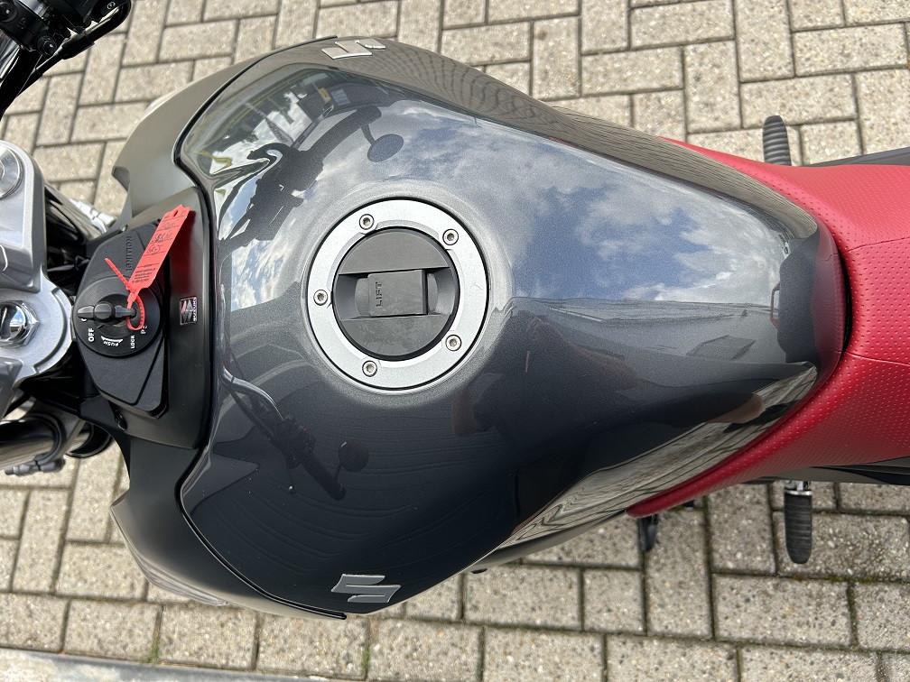 Suzuki GSR600 uit 2010 met slechts 9147 km!!, LeoVince/TopBlocks €3650,-