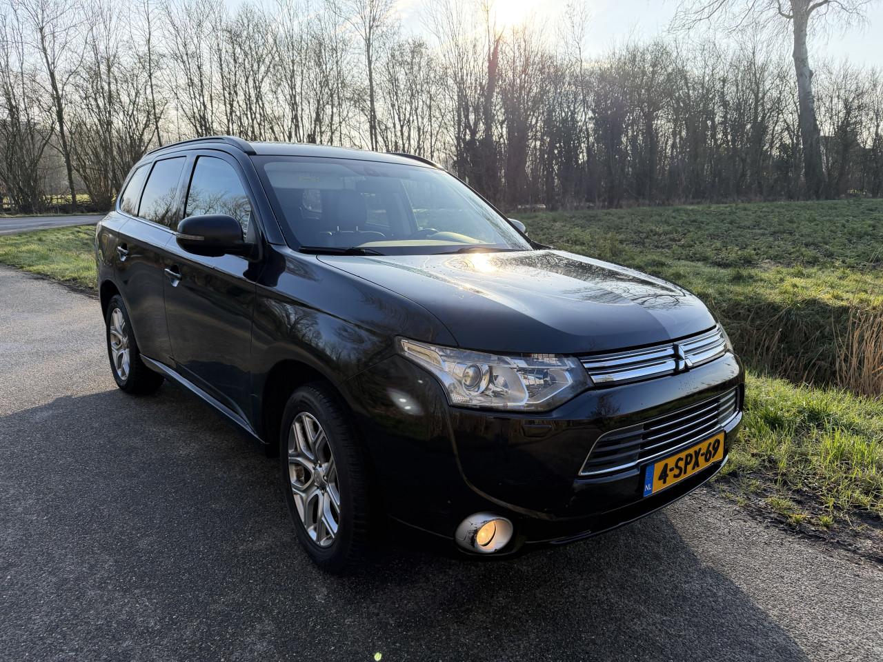 Mitsubishi Outlander 2.0 DOHC MIVEC PHEV 203 pk 4WD Plug-in hybride 2013