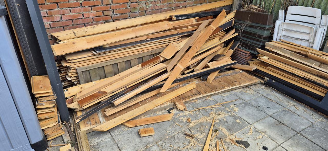 Gratis aangeboden sloophout van tuinhuis