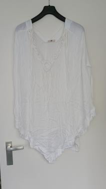 Witte poncho van mooie zachte stof. Gehaakt detail rond de hals. Mt 44