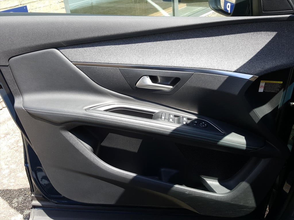 Peugeot 3008 1.2 puretech 130pk s&s eat8 allure | navi | bt | applecarplay&