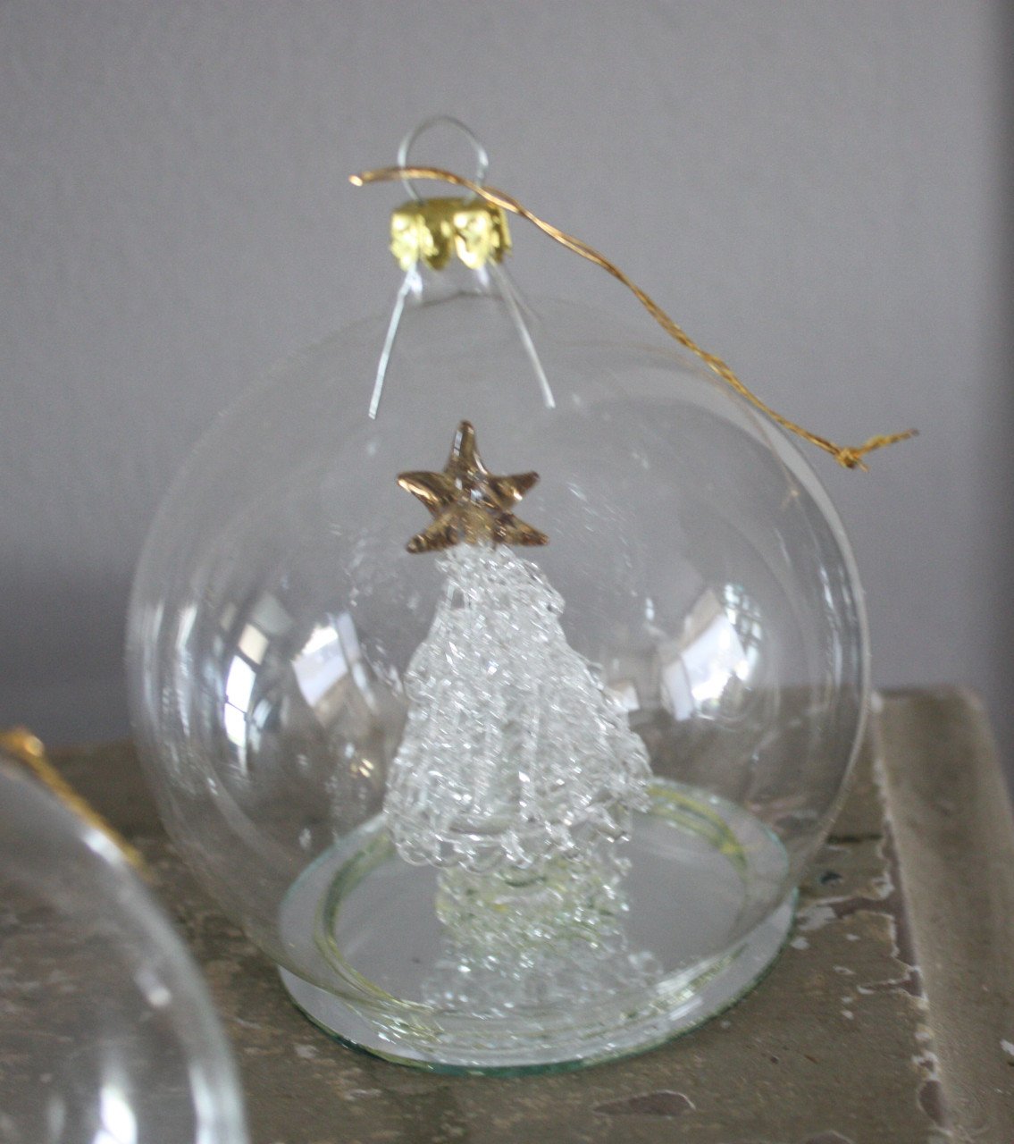 Set van 3 glazen kerstballen met decoratie binnen in