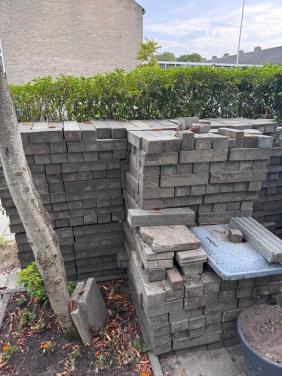 GRATIS AF TE HALEN: Grote partij grijze betonklinkers & tuinmaterialen