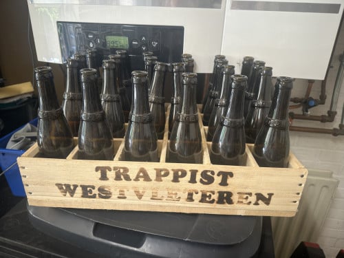 Krat met abdij flesjes (leeg)west vleteren