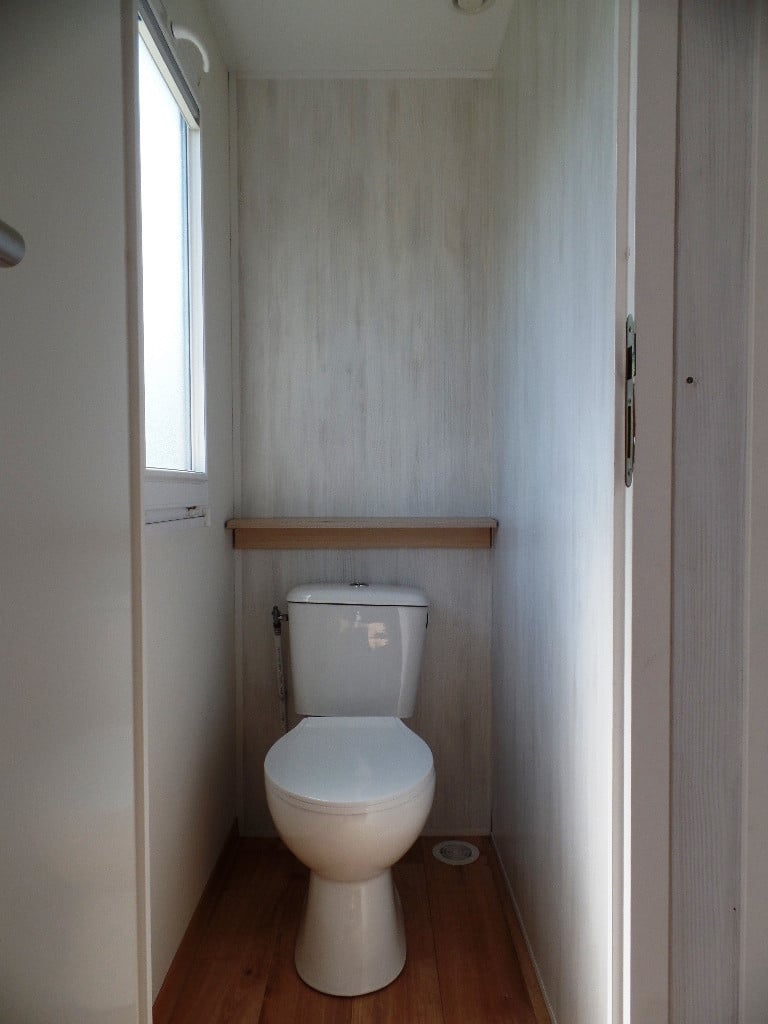 Prima chalet met middenkamer 2 slk op kavel nabij Grevelingenmeer te koop