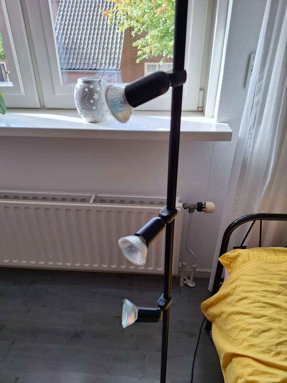 Zwart stalen lamp met 3 spotjes.