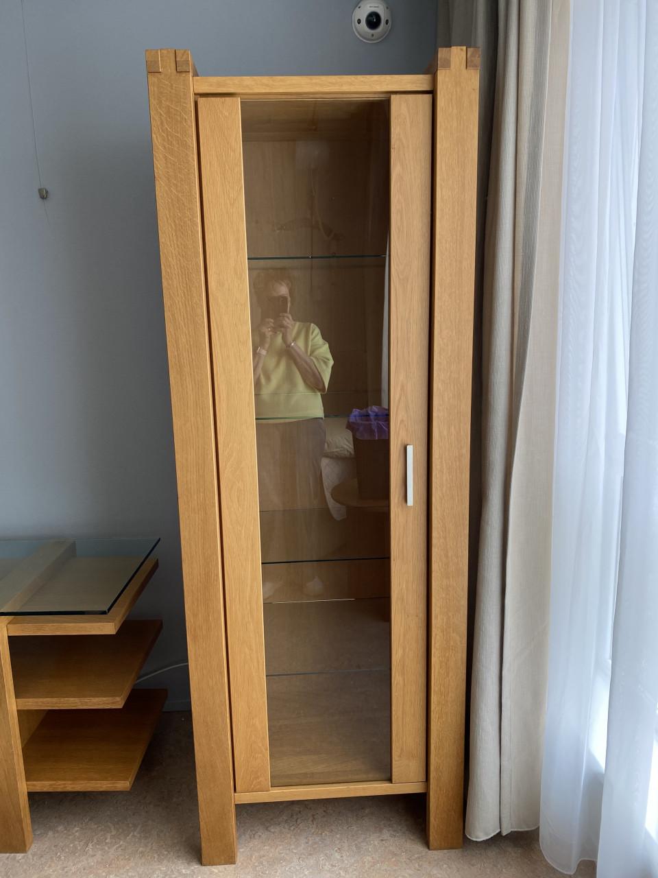 Moderne licht eiken tv meubel en vitrine kast