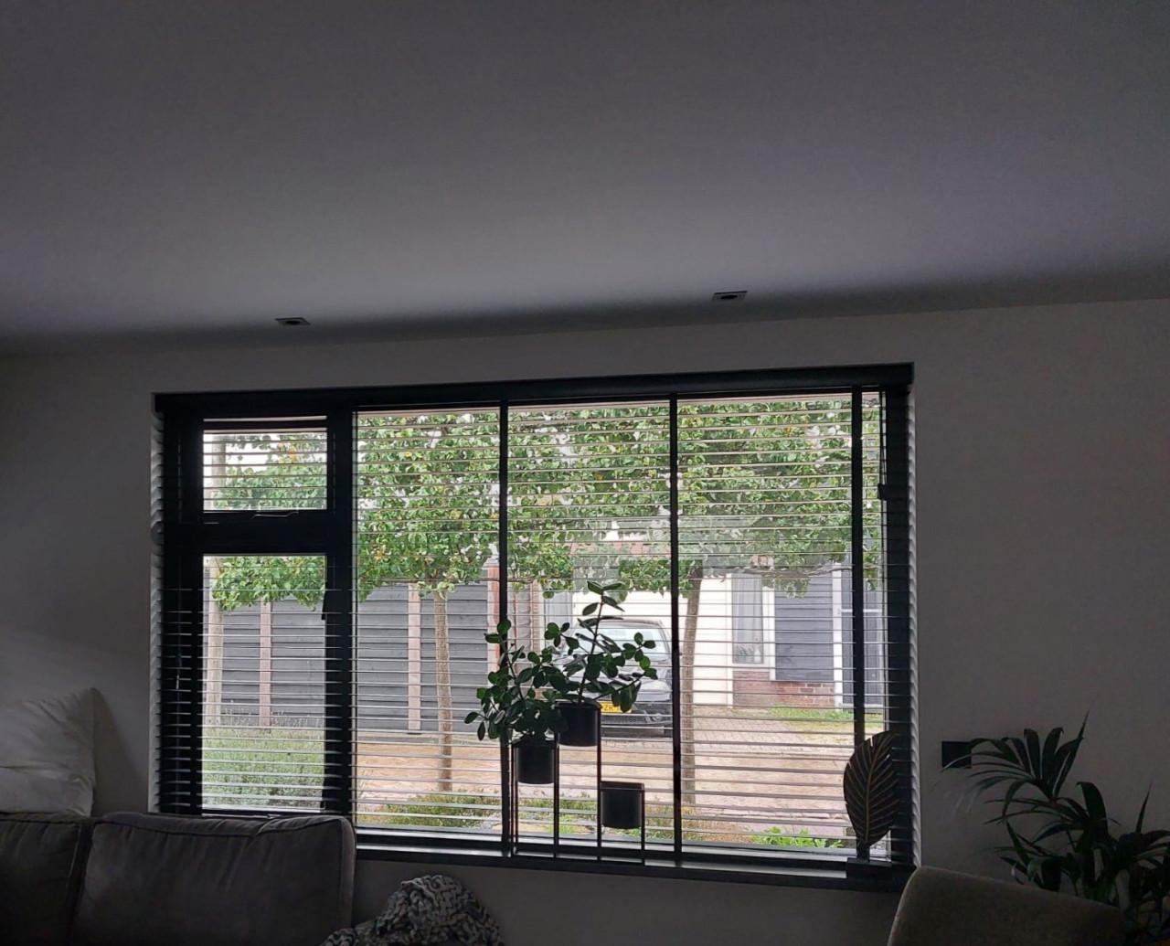 Houten jaloezie zwart 2574 x 1610